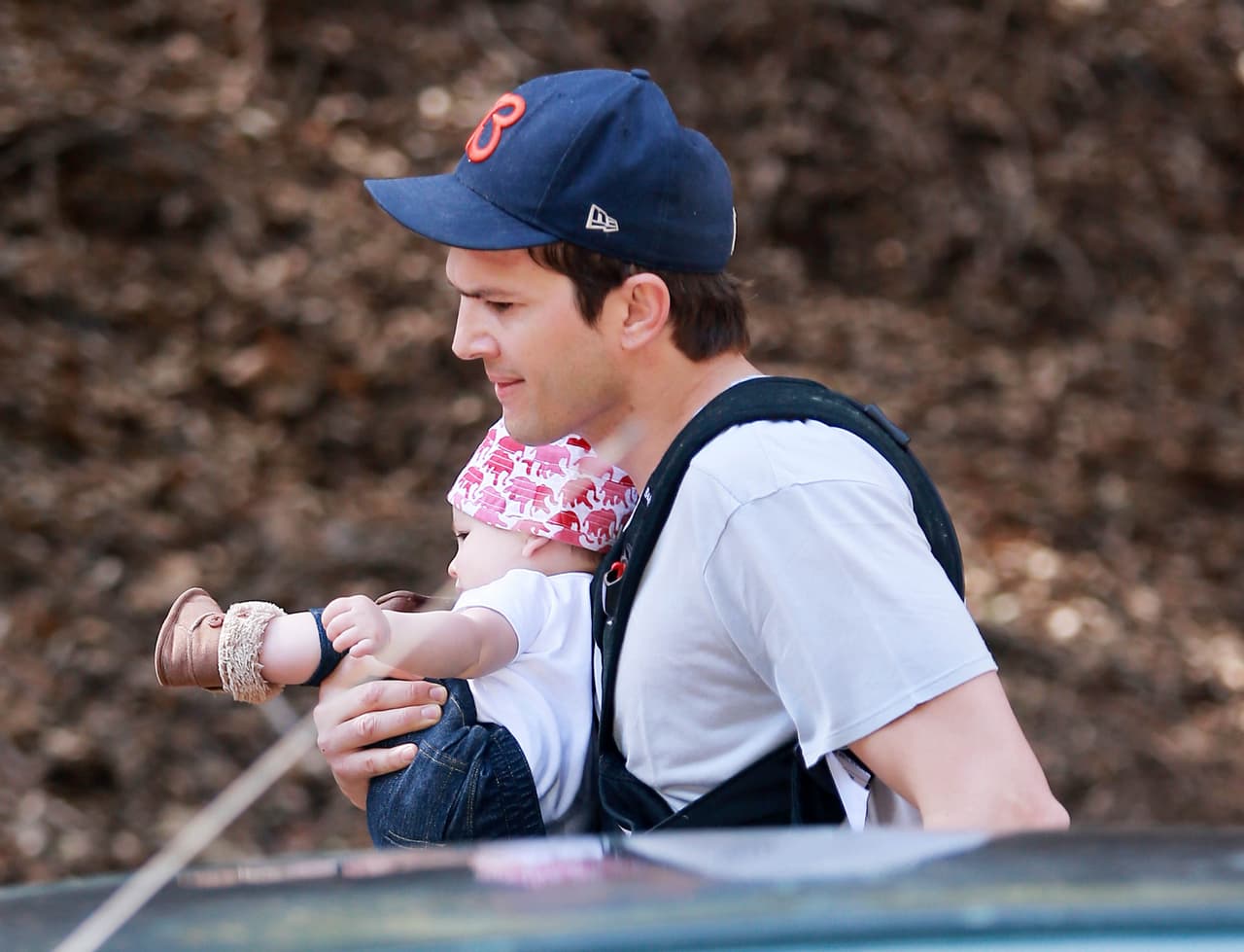 Hace un par de meses, Ashton salió a pasear con su nena.