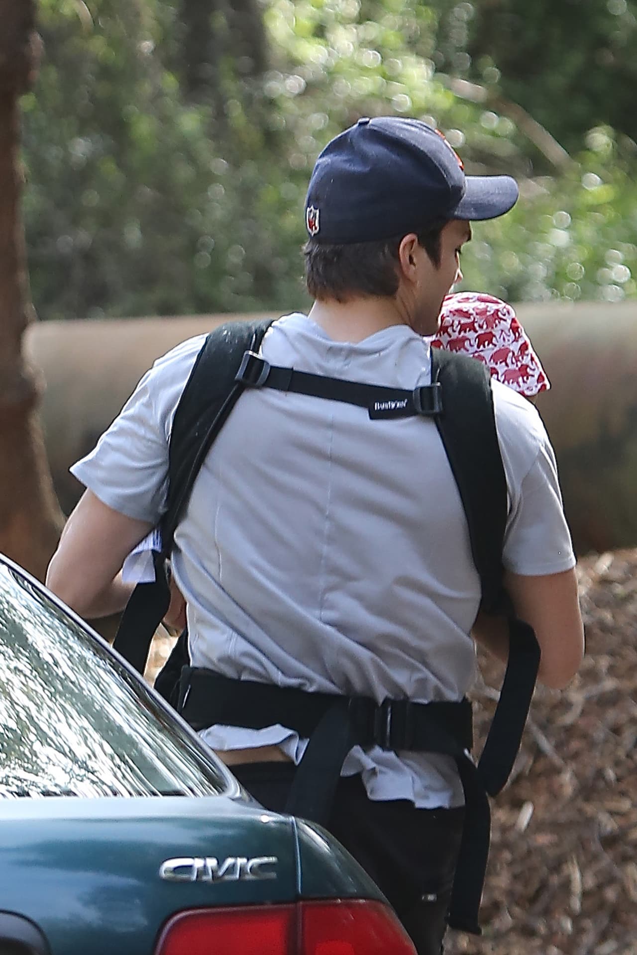 Intentó ocultarla de las cámaras.