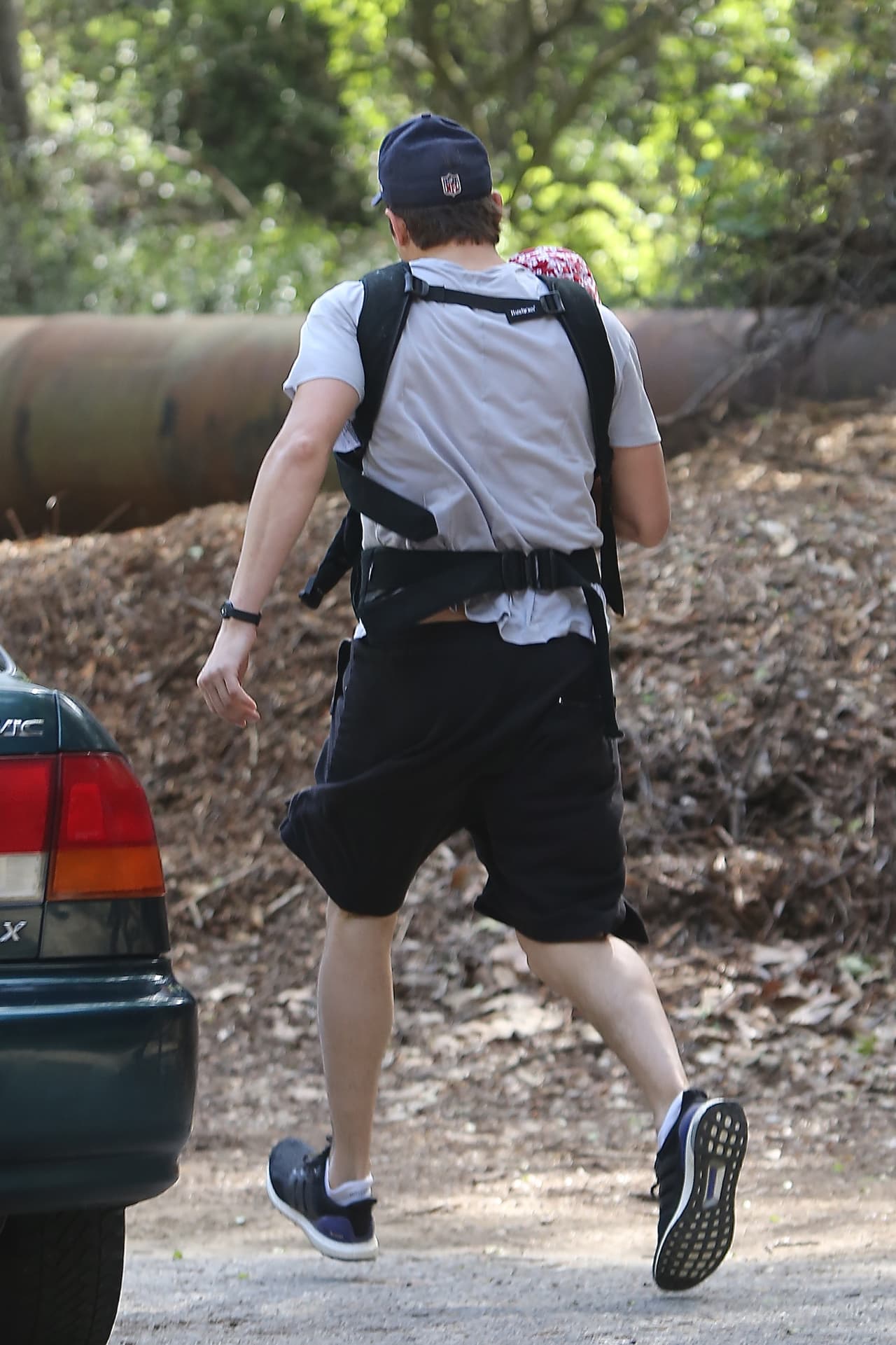 Ashton salió a hacer ejercicio cargando a su bebé.