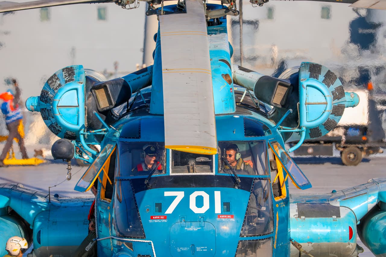 Esta imagen publicada el jueves 14 de enero de 2021 por el Ejército iraní muestra un helicóptero en un buque logístico Makran de fabricación iraní durante un simulacro naval. En marzo, el comandante del Comando Sur de Estados Unidos, el almirante Craig Faller, advirtió al Senado que Irán y Venezuela han seguido ampliando su cooperación para comerciar con recursos militares.