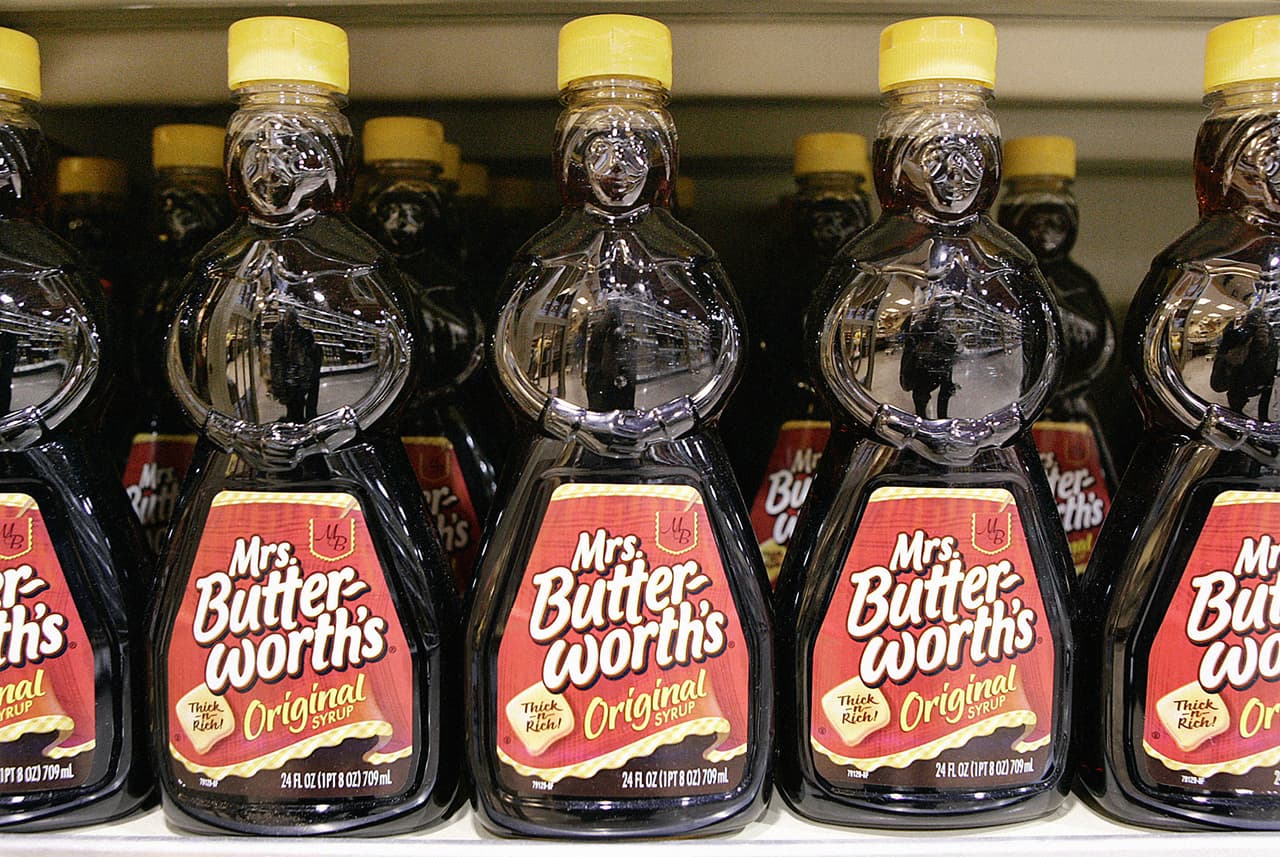 <b>Mrs. Butterworth.</b> La empresa decidió reevaluar la imagen, en sus empaques y en la forma de la botella donde envasan el sirope. "La marca tiene la intención de evocar las imágenes de una abuela amorosa. Nos solidarizamos con las comunidades afroestadounidenses y podemos ver que nuestro empaque puede interpretarse de una manera totalmente inconsistente con nuestros valores", anunció Conagra en un comunicado.