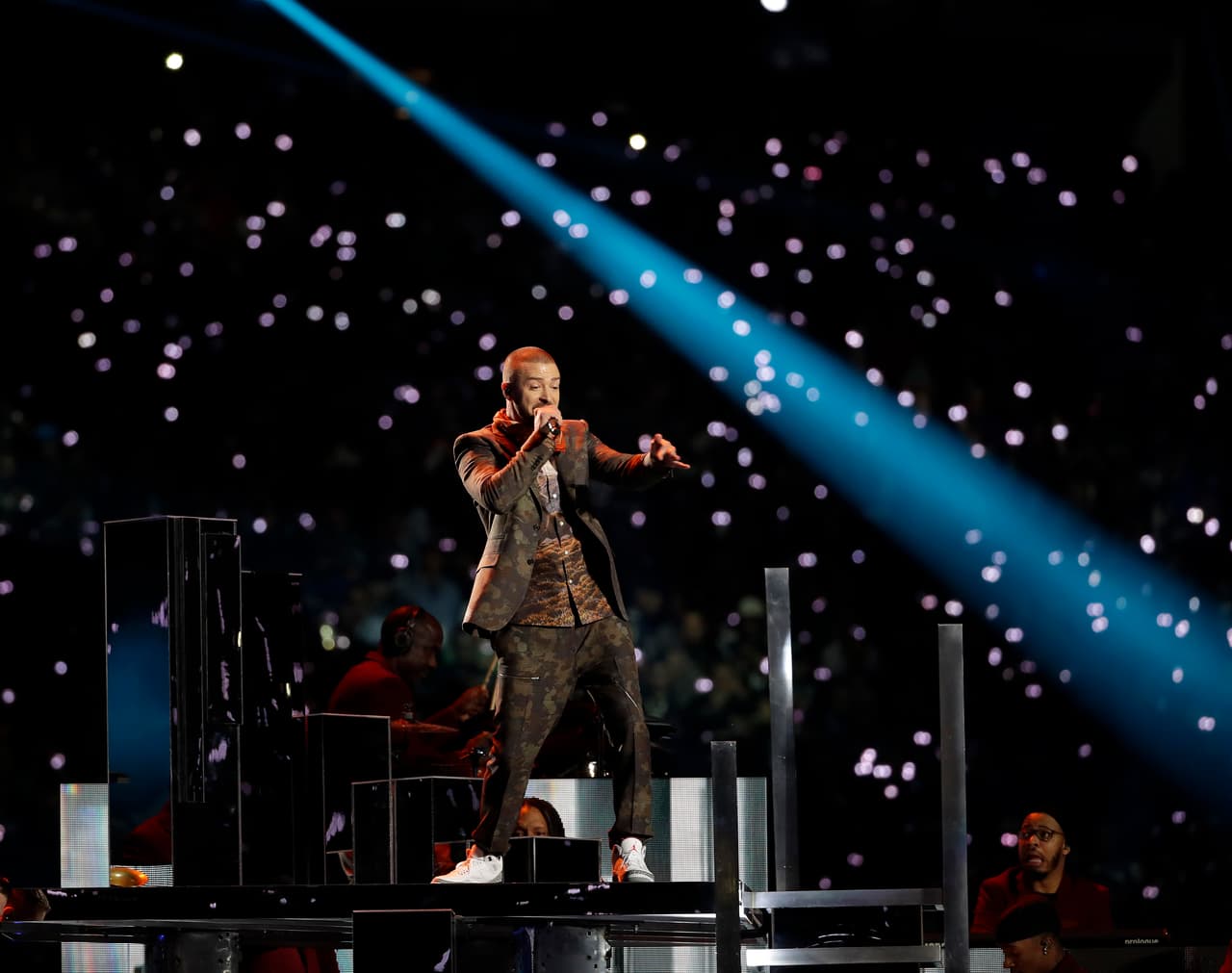 El popular cantante se presentó en el show de medio tiempo del partido entre New England Patriots y Philadelphia Eagles con sus éxitos de hoy y siempre.