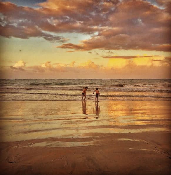 Y más con esta imagen, de los nenes jugando en la arena.