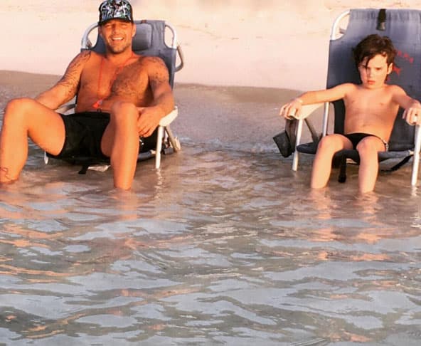 El cantante descansa en su natal Puerto Rico acompañado de Matteo y Valentino.