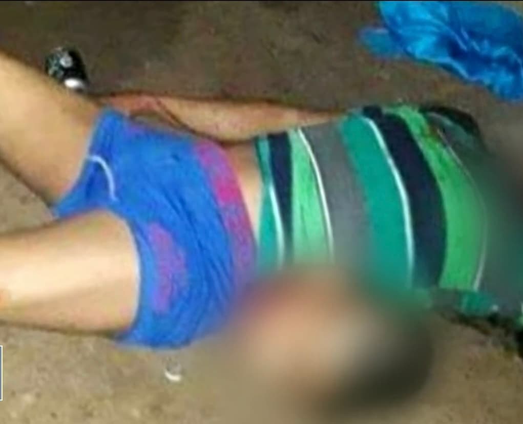 Los habitantes de aquella comunidad en Cobán, Alta Verapaz, Guatemala, todavía no pueden olvidar el grito desgarrador que el hombre alcanzó a emitir antes de ser decapitado. Alarmados por lo escuchado, varios hombres llegaron hasta la vivienda donde
<b>encontraron a la mujer bañada en sangre y a Julio Cucul tirado en el piso y con su cabeza desprendida. </b>
<br>