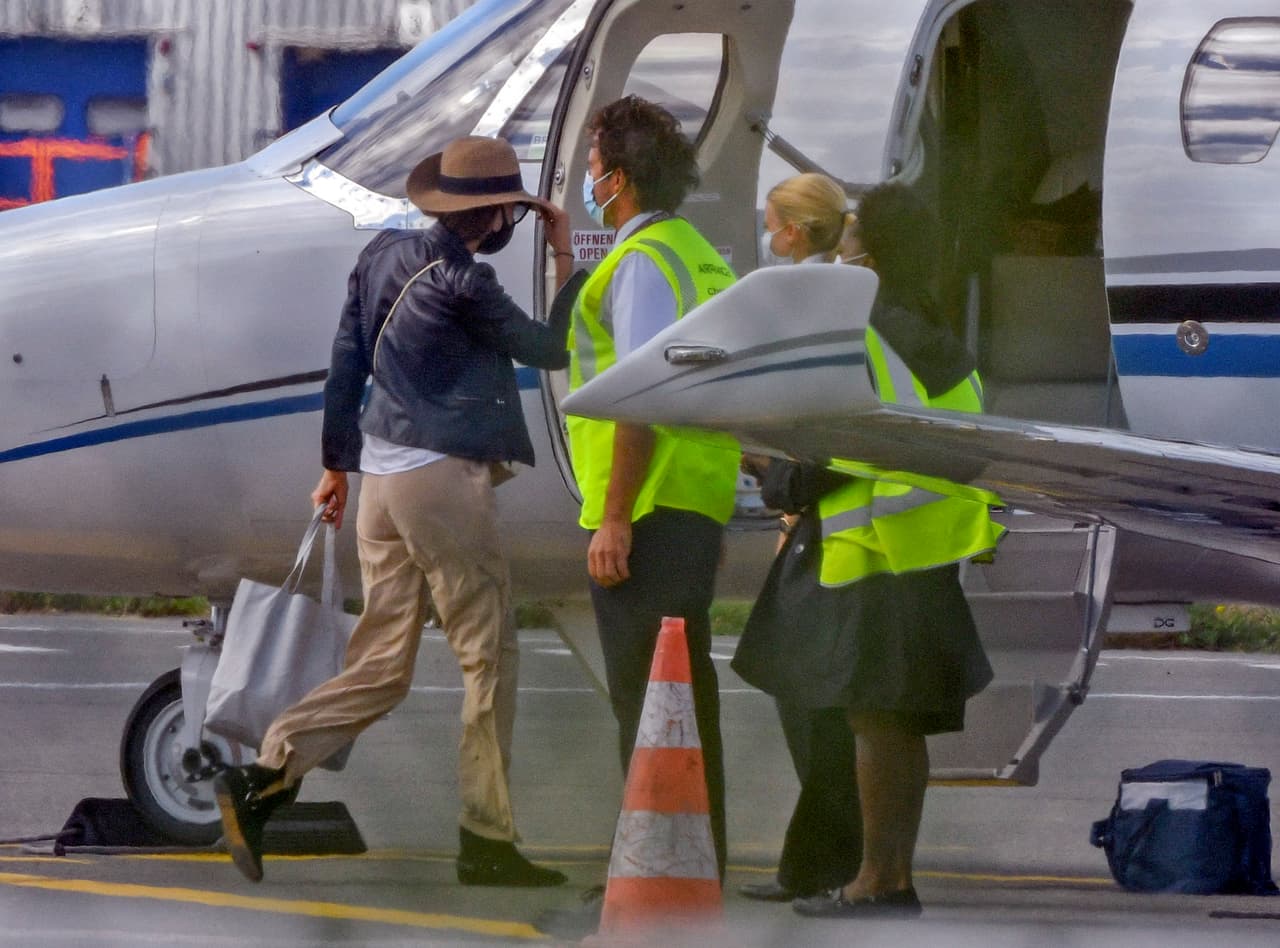 Las afirmaciones surgen luego de que se dieron a conocer estas fotos de los actores aterrizando en el aeropuerto Le Castellet de Francia, en donde se ha dicho que pasarán unas vacaciones.
<br>