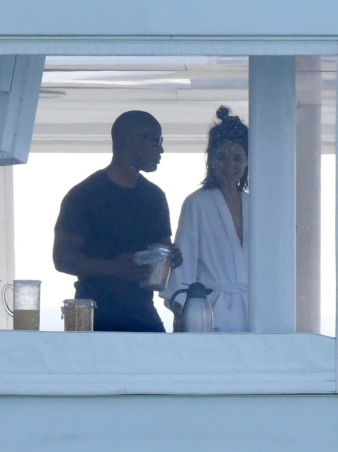 Sin embargo, cuando la prensa reportó lo sucedido aquella noche, Foxx negó que tuviera algo 
<b><a href="https://www.univision.com/entretenimiento/chismes/tom-cruise-nunca-abandone-a-suri" target="_blank">con la ex de Tom Cruise</a></b>: "(Los rumores) son 100 por ciento falsos. Es bastante divertido porque simplemente bailamos en un evento de caridad junto con muchas otras personas".