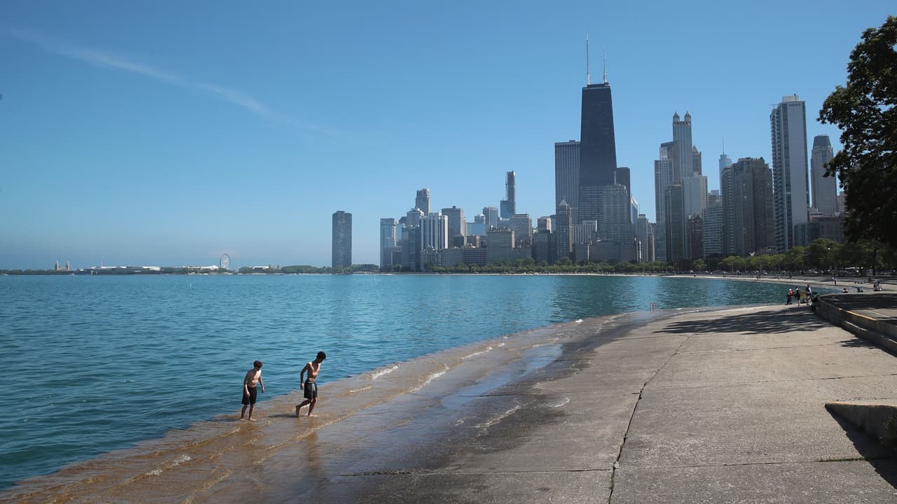 Advierten sobre los peligros de meterse al lago Michigan fuera de temporada