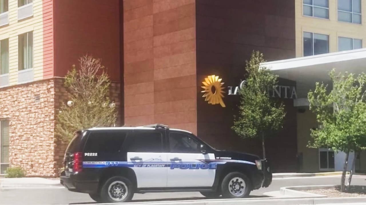 Hallan a un bebé sin vida en la habitación de un hotel en Flagstaff: La mamá del menor fue detenida