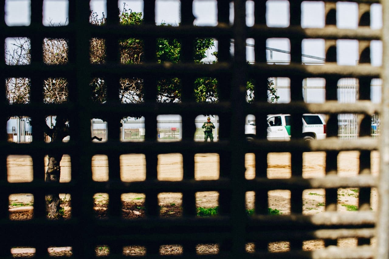 "En Tijuana, Baja California, tomamos esta foto de un agente de imigración en San Diego, California".