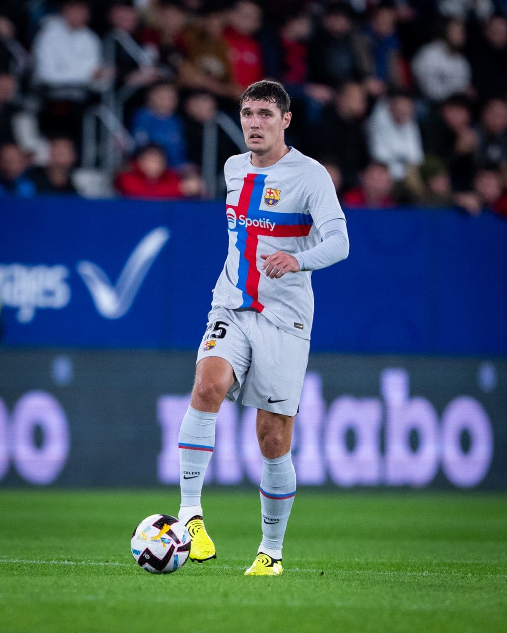 El Barcelona venció 1-2 al Osasuna en El Sadar durante la Jornada 14 de LaLiga de España en un partido que tuvo las expulsiónes de Lewandowski y de Piqué y los goles de Pedri y Rapinha; por los locales marcó David García