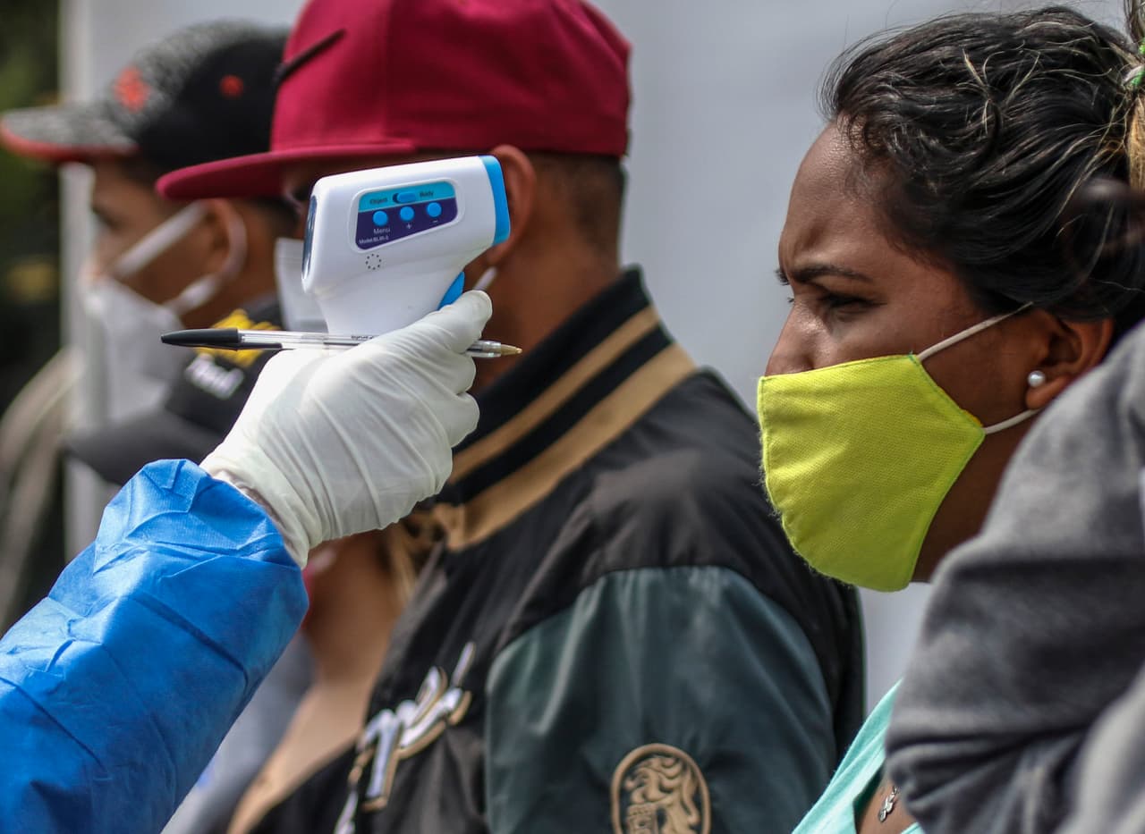 Según reseña la agencia AP, algunos venezolanos han publicado videos en las redes sociales en los que denuncian que fueron detenidos en la localidad fronteriza de San Antonio, luego de cruzar lado venezolano.