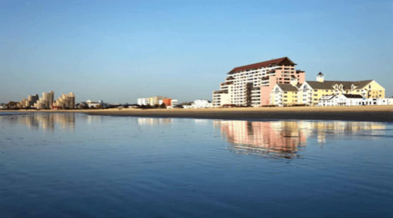 <h3 class="cms-H3-H3">25. Revere, Massachusetts</h3>
<br>
<br>👉
<b>Población de origen extranjero (2020): </b>40.1% (+3.7% desde 2016)
<br>
<br>👉
<b>Mayor grupo de inmigrantes: </b>salvadoreños.
<br>
<br>👉
<b>Otros grupos de inmigrantes: </b>colombianos, brasileños, guatemaltecos.
<br>
<br>👉
<b>Población total:</b> 53,400 habitantes.
<br>