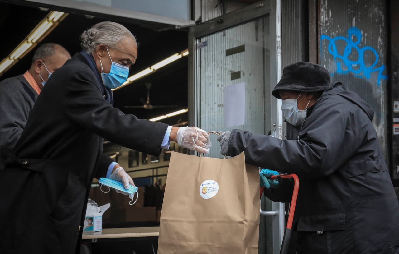 En el barrio de Harlem, en Nueva York, el reverendo Al Sharpton reparte comida y suministros a los vecinos. Aquí las personas llevan mascarillas pues es una nueva normativa para toda la población en el estado de Nueva York.