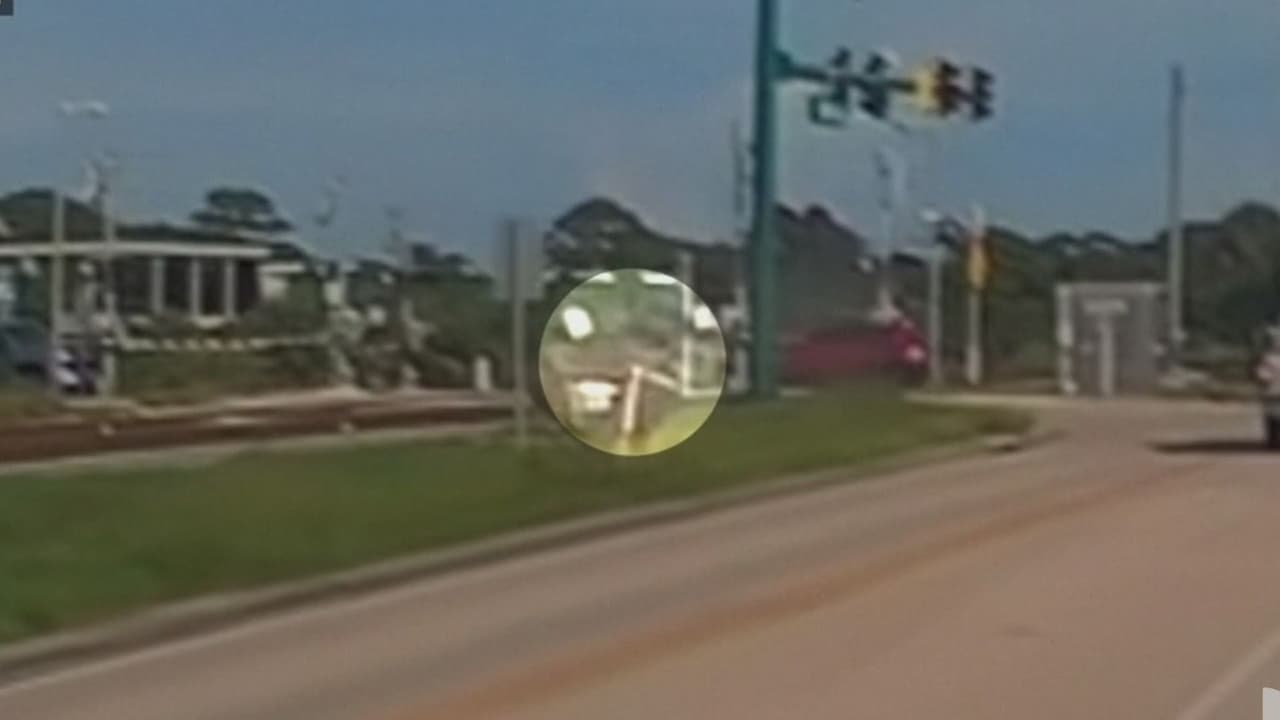 Un hombre se convierte en héroe al rescatar a una mujer atrapada en las vías del tren en Florida