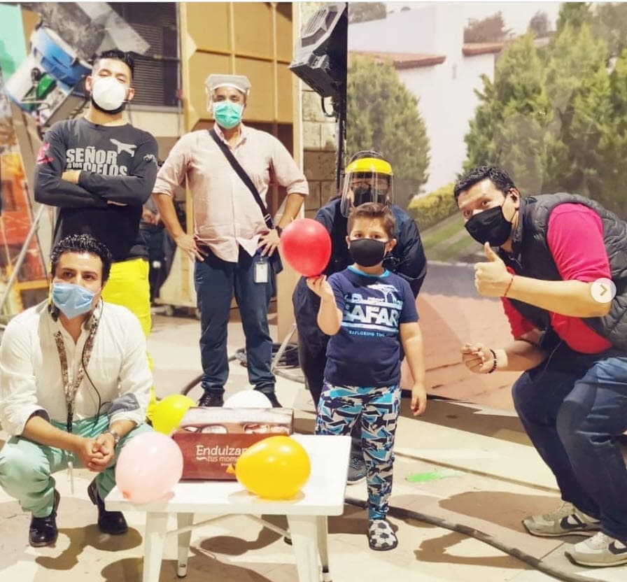 En la ficción, el niño 
<b>padece de leucemia</b> y necesita con urgencia un trasplante de médula ósea. 
<br>