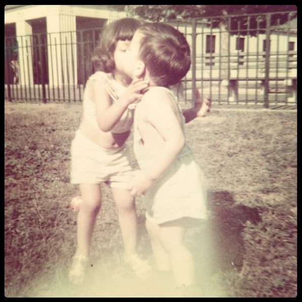 Dicen que el primer beso jamás se olvida y en esta foto se plasma el primerito que dio.