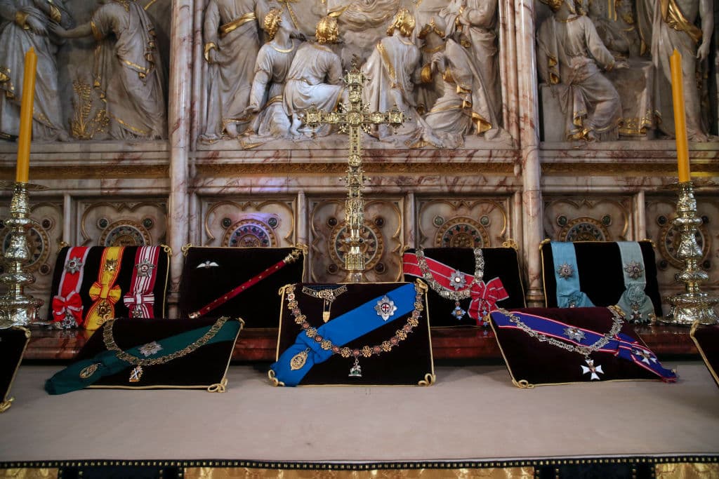 Las insignias pertenecientes al príncipe Felipe están dispuestas sobre el altar de la capilla de San Jorge, en donde descansará el cuerpo del que también fuera duque de Edimburgo.