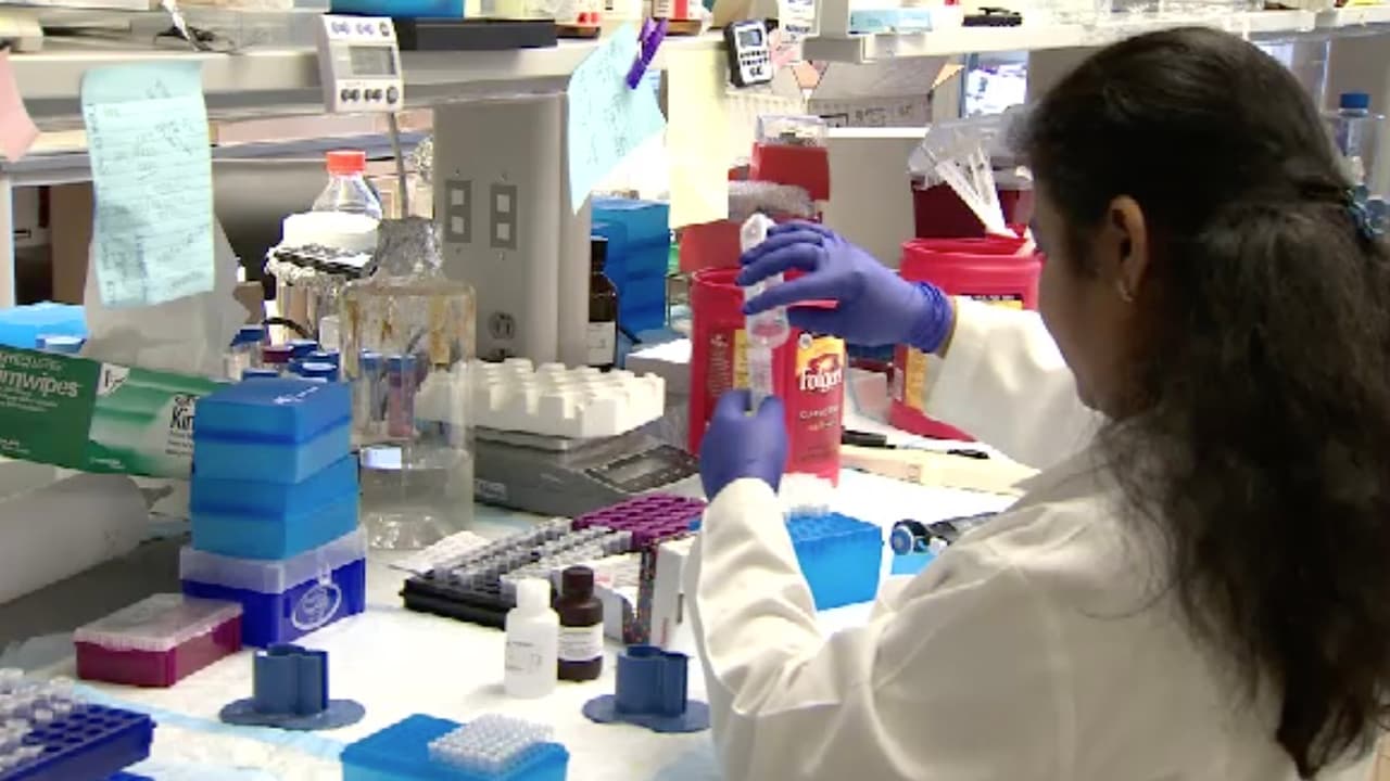 El doctor Yudovich explicó que la subvariante BA2 es un poco más agresiva que ómicron y más contagiosa.