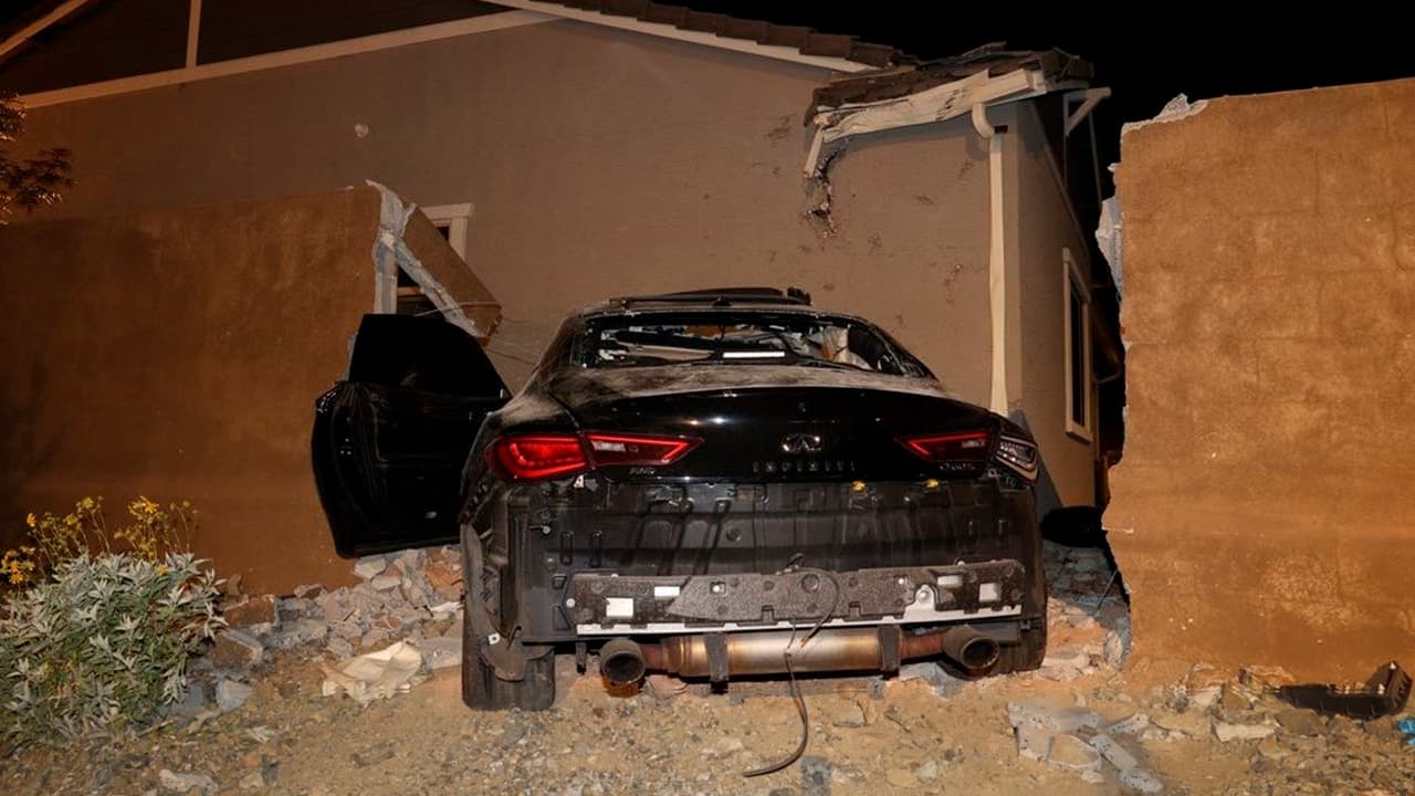 Automóvil choca contra una casa y dos personas pierden la vida en Peoria