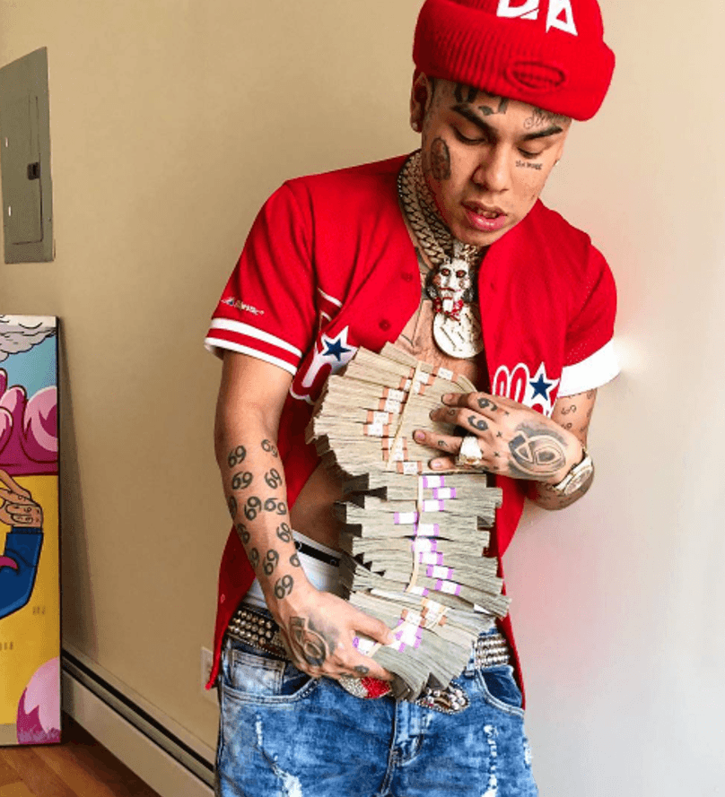 “Crecí 
<b>teniendo nada</b> (…). Como latino, siento la necesidad de ayudar a mi gente”, publicó entonces junto a un video. Lo mismo se le ve haciendo en distintas ciudades.