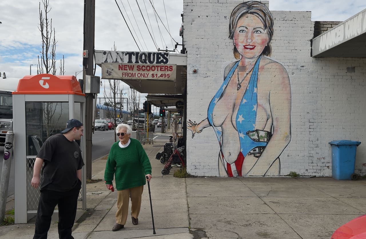 La imagen de Hillary Clinton vistiendo un traje de baño con los colores de la bandera norteamericana, fue realizado por el artista callejero Lushsux, en una pared de Melbourne, Australia.