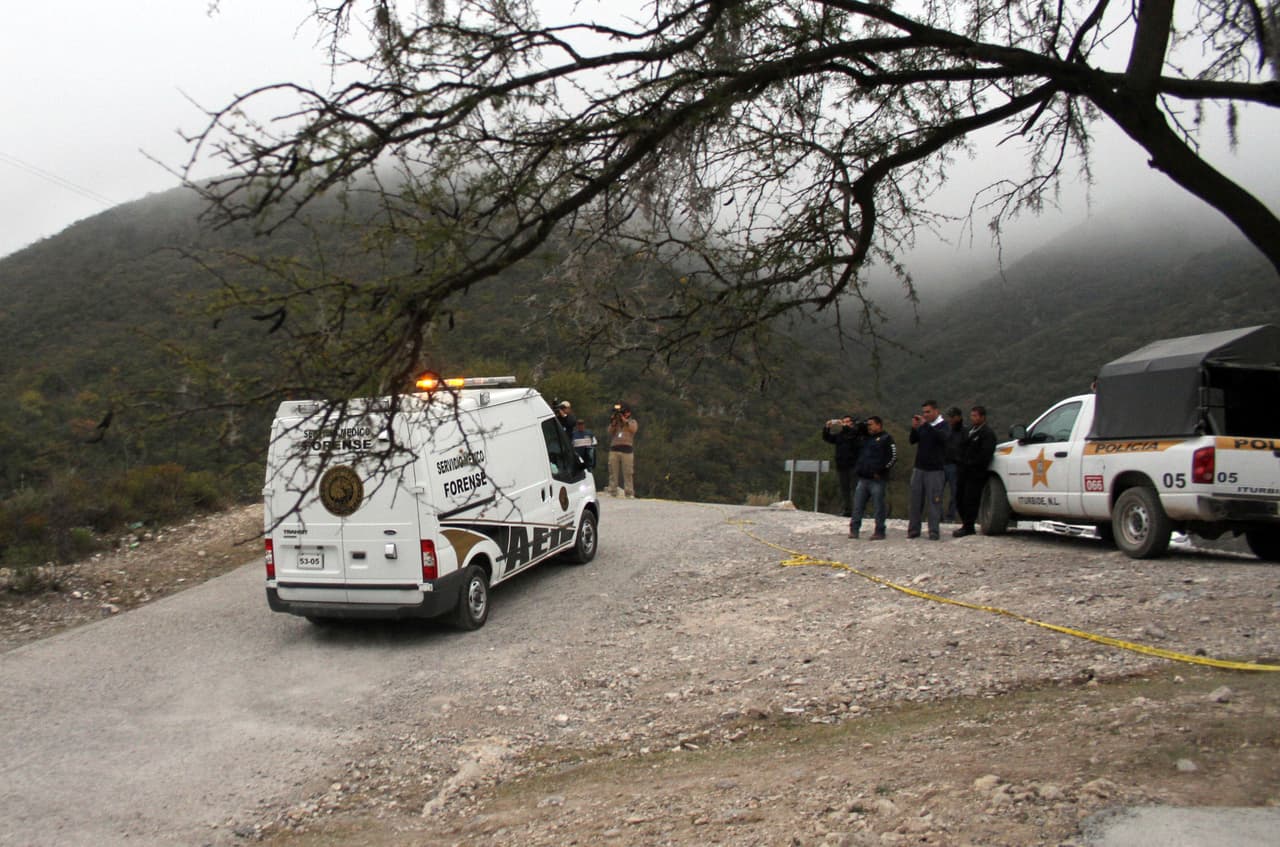 <b><a href="https://www.youtube.com/watch?v=_A1f5EEegqg" target="_blank">La aeronave se estrelló</a></b> durante la madrugada en una zona cercana a la localidad de Iturbide, en Nuevo León. Con ella fallecieron cuatro personas de su equipo de trabajo, el piloto y el copiloto.