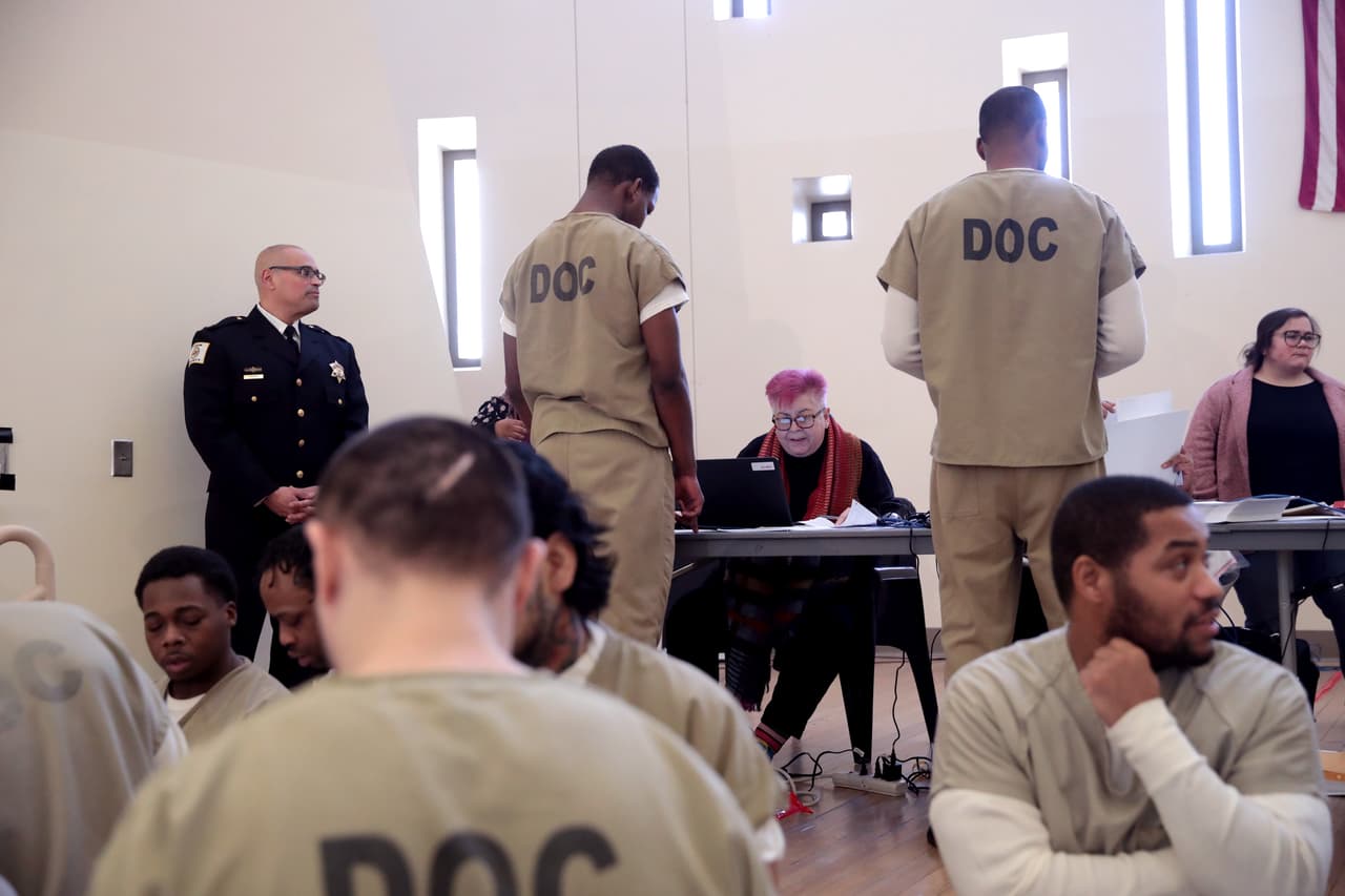 Los reclusos en la Cárcel del Condado de Cook se registran con los jueces electorales antes de votar en las elecciones primarias de Illinois después de que se abrió un lugar de votación en las instalaciones para la votación anticipada el 07 de marzo de 2020 en Chicago, Illinois. Se esperaba que alrededor de 500 a 700 reclusos votaran ese día dentro de la instalación que alberga a más de 5,000 detenidos.