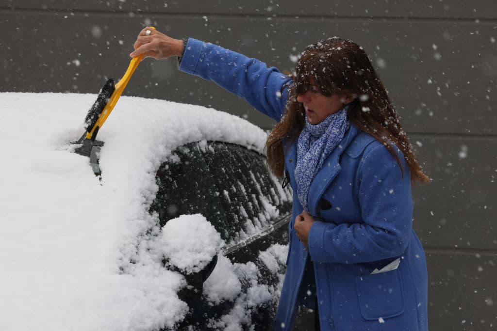 El invierno es una estación extremadamente dura para tu automóvil, puede averiar su pintura, el estado de los parabrisas, el motor... 
<b>Si sigues estos pasos, puedes ayudar a que pase el invierno intacto.</b>
