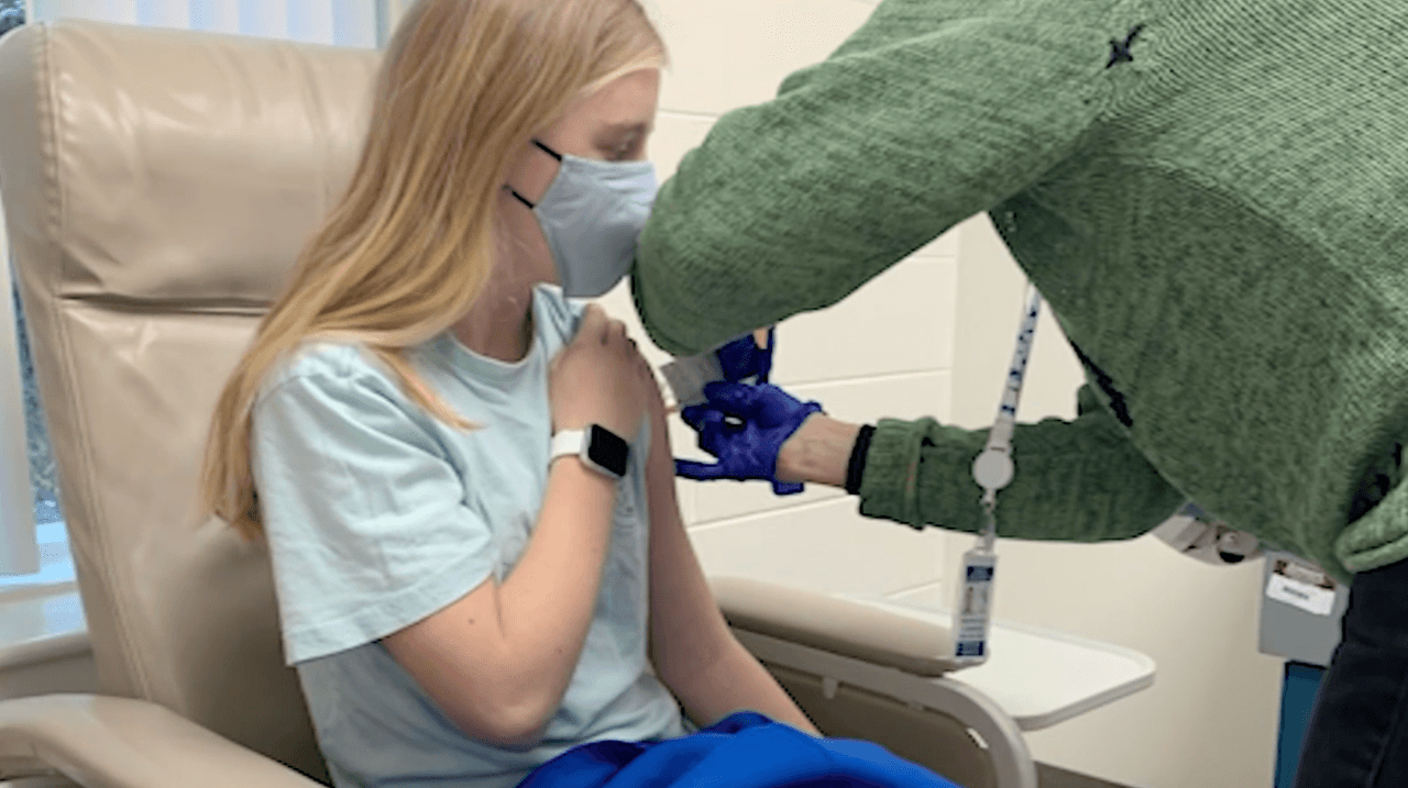 <b>¿Qué tan efectiva es la vacuna para este grupo?</b>
<br>La doctora de Chicago, Juanita Mora, aseguró que los ensayos clínicos fueron hechos en EEUU con jóvenes de edades de 12 a 15 años. En total se contaron con 2,260 jóvenes. “Lo que se encontró es que la
<a href="https://www.univision.com/temas/vacuna-covid-19-chicago">vacuna</a> es 100% eficaz en la prevención del coronavirus”, aseguró Mora.
<br>