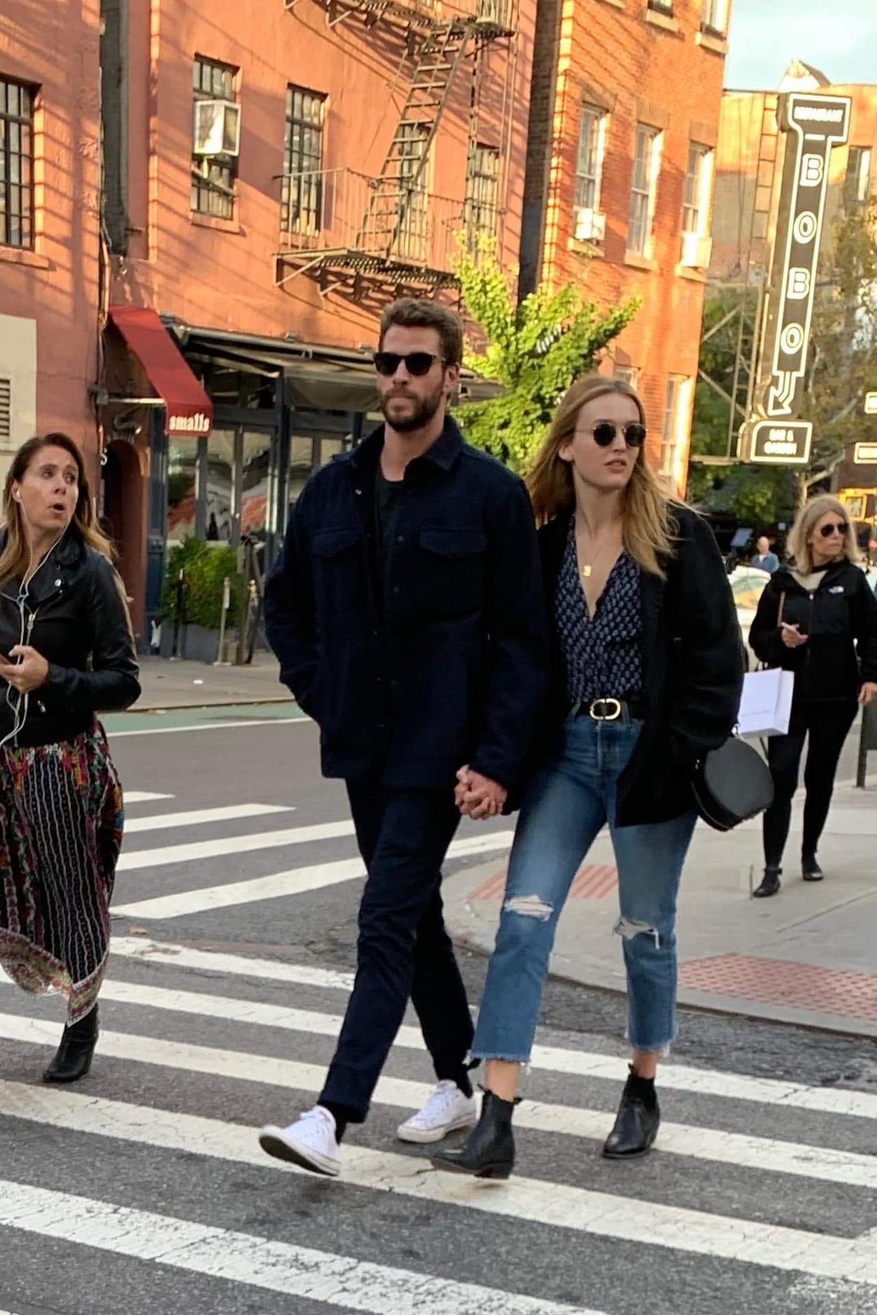 El pasado 10 de octubre fue visto en Nueva York 
<b><a href="https://www.univision.com/famosos/miley-cyrus-y-su-ex-liam-hemsworth-se-dejan-ver-muy-carinosos-pero-cada-uno-por-su-lado-fotos" target="_blank">tomado de la mano</a></b> de la actriz Maddison Brown. 
<br>