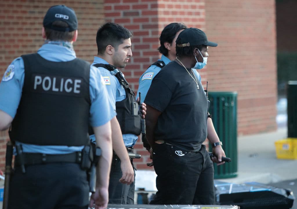 Oficiales de policía detienen a un hombre que fue encontrado dentro de una tienda Best Buy después de que partes de la ciudad sufrieran saqueos y vandalismo generalizados. En la noche, estallaron disparos contra los agentes, que devolvieron el fuego, 
<a href="https://twitter.com/TomAhernCPD/status/1292761935415521281?" target="_blank">informó vía Twitter</a> el portavoz policial Tom Ahern.
<br>