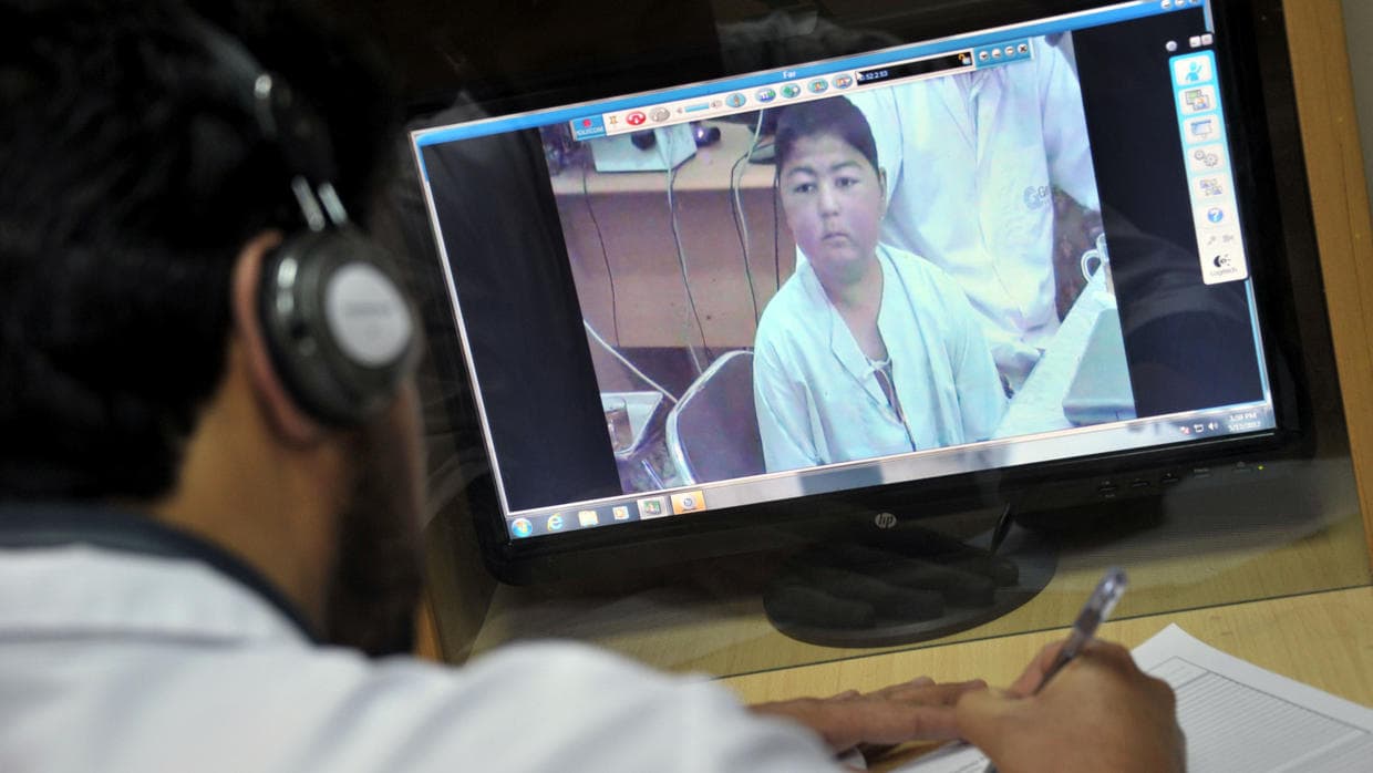 More U.S. Hispanics seeing doctors over the internet