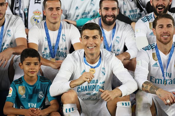 Cristiano Jr. estuvo presente en la foto oficial del Real Madrid con las medalla de campeones.