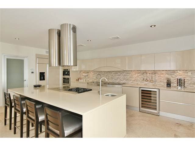 La residencia ubicada frente al mar tiene siete habitaciones, ocho baños completos y dos parciales, cuenta con unos 9,000 pies cuadrados de construcción, .352 acres y estaba a la venta por $4.2 millones. Además, tiene una casa de huéspedes, una sala de juegos, un teatro, dos cocinas, una serie de terrazas.