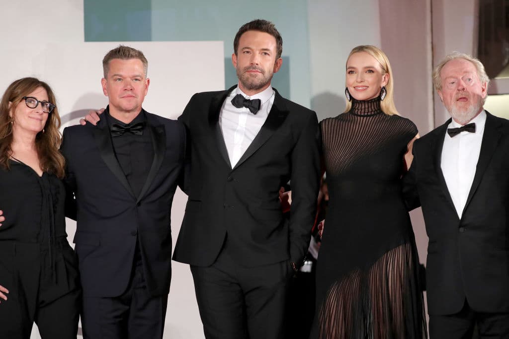 Este filme no solo lo protagoniza al lado de su gran amigo 
<b><a href="https://www.univision.com/famosos/jlo-ben-affleck-matt-damon-playa-fotos">Matt Damon</a></b>, ambos también participaron como guionistas.
<br>