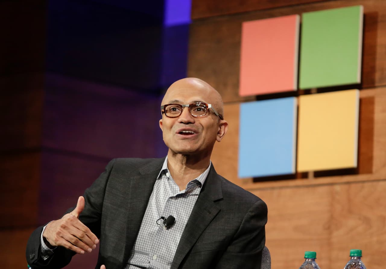 <b>Satya Nadella - CEO de Microsoft</b>
<br> 
<br>El cofundador de Microsoft, Bill Gates ya se reunió con Trump este martes. Microsoft se ha desempeñado
<b> <a href="http://money.cnn.com/2016/12/13/investing/microsoft-stock-tech-companies-donald-trump-meeting/">mejor en bolsa tras la elección de Trump</a> </b>que otros gigantes del sector.
<b> </b>La empresa no ha recibido ataques directos de Trump como Apple o Amazon. Nadella felicitó a Trump tras su elección y dijo que le hacía ilusión trabajar con él y otros líderes en Washington.
<br> 
<br>