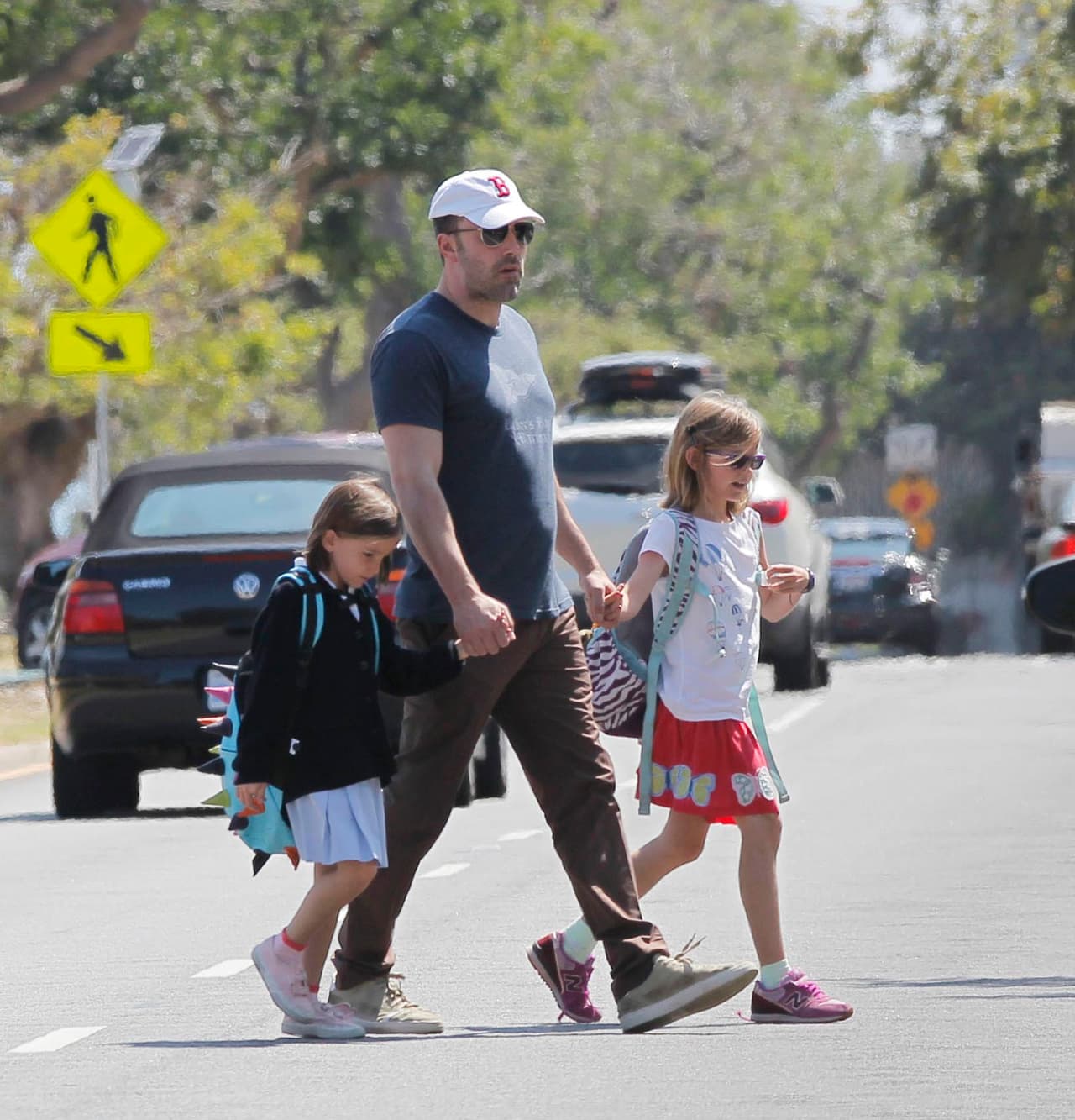 Tomó a ambas de las manos y caminó de regreso.
