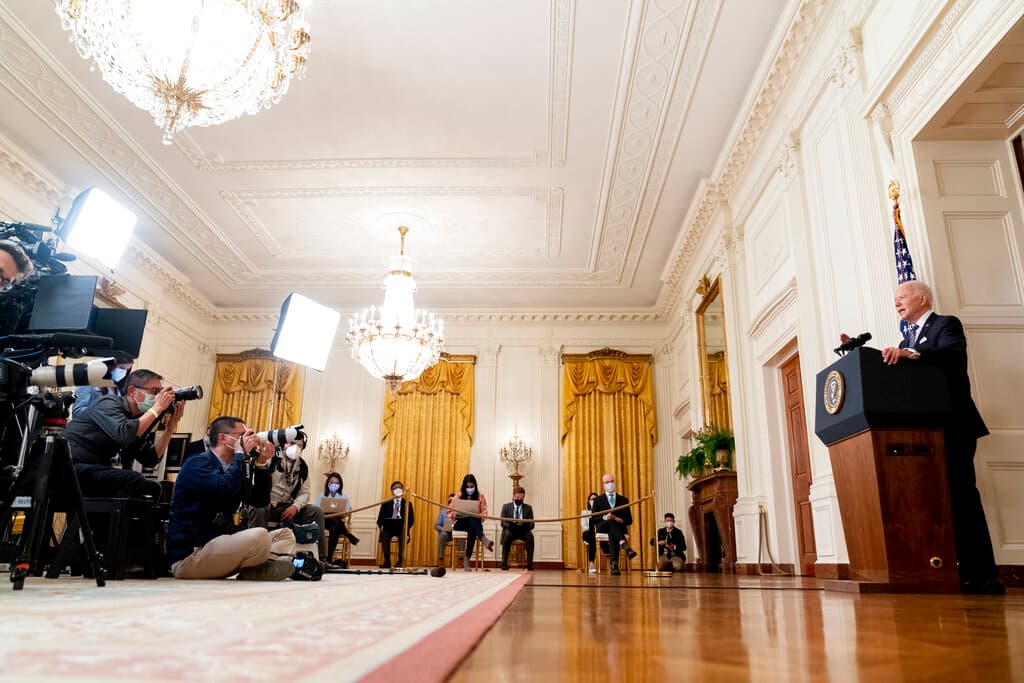 A siete semanas de haber llegado a la Casa Blanca, el presidente 
<b>Joe Biden</b> dedicó su primer mensaje en horario estelar al aniversario de las restricciones en EEUU 
<a href="https://www.univision.com/noticias/politica/bases-de-la-estrategia-contra-la-pandemia-que-anuncio-el-presidente-biden">por la pandemia del coronavirus</a> y a explicar las claves de su estrategia para combatir la pandemia que ha costado la vida de cerca de 530,000 personas en Estados Unidos.