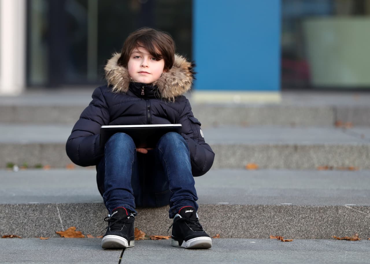 Simons ha recibido una oferta de una universidad de EEUU para estudiar un doctorado.