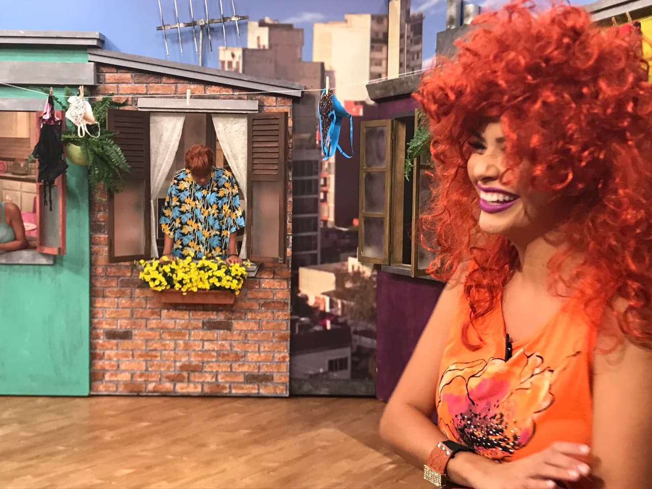 Gracias al chismorreo de todos los "queridos" vecinos, los días son más divertidos en el Barrio Chinche.