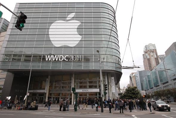 Pero no se trata solamente de eso. El analista de Gleacher & Co. Brian Marshall dice que Apple le está dando a los inversionistas algo que él no ha visto antes. Los números de Apple son enormes, con 30.000 millones de dólares en ingresos en el último trimestre, por ejemplo. Aún así, dice Marshall, la compañía está creciendo como si fuese nueva.