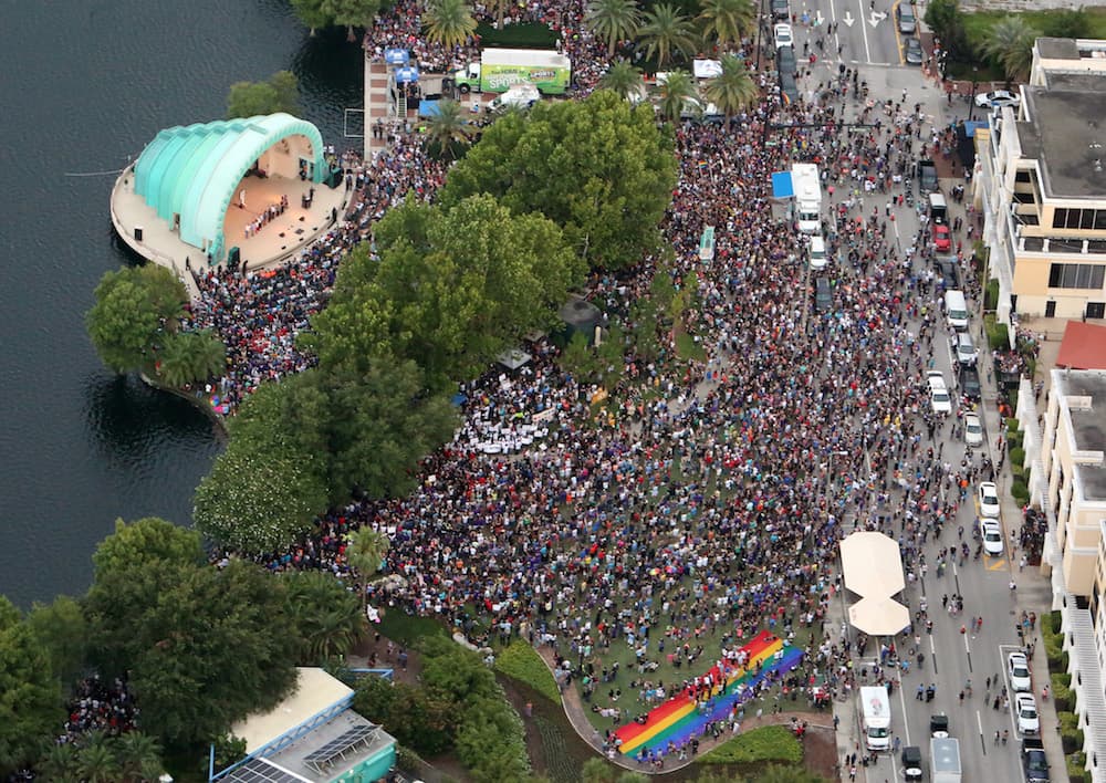 Miles de personas acudieron a la convocatoria, donde el gobernador de Florida, Rick Scott pidió "una oración especial para los hijos" que perdieron a sus padres en el tiroteo.