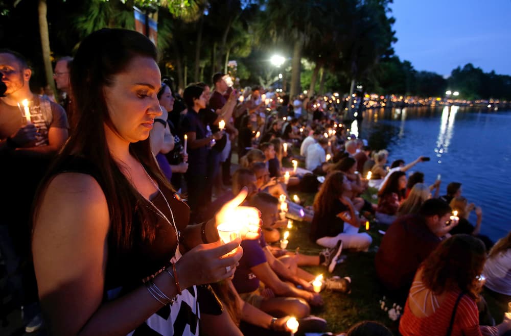 La vigilia por las víctimas del Pulse reunió a miles de personas alrededor del Lake Eola, de Orlando