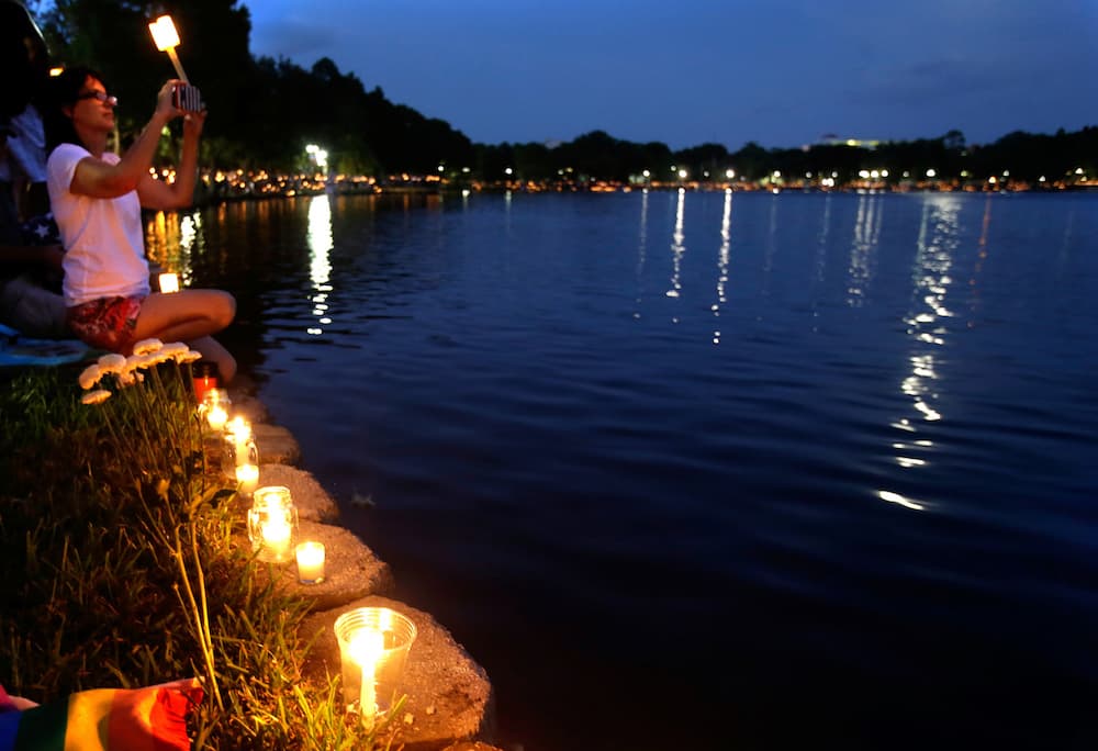 Las orillas del lago iluminadas por miles de velas. En otros estados se realizaron vigilias similares en recuerdo de las víctimas y repudio al terrorismo.