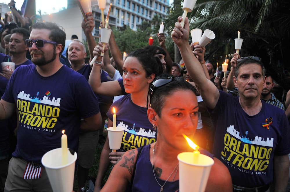 Algunos de los participantes en el acto llevaron camisetas en la que estamparon la frase "Orlando fuerte"
