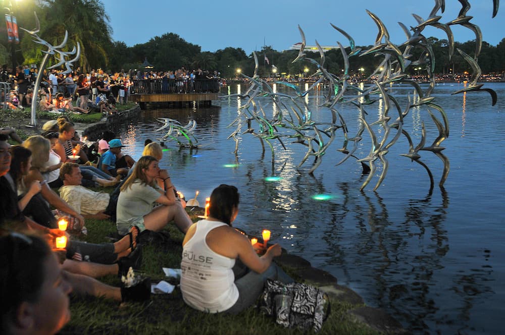 Familiares, activistas del colectivo de lesbianas, gais, bisexuales y transexuales (LGBT) y personas solidarias con las víctimas tienen asistieron a la vigilia "silenciosa".