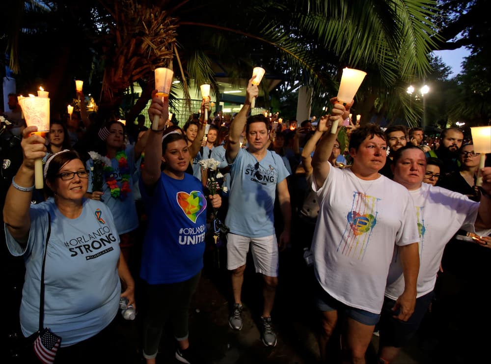 Muchos de los asistentes portaban banderas arco iris y de Estados Unidos, junto con flores blancas.