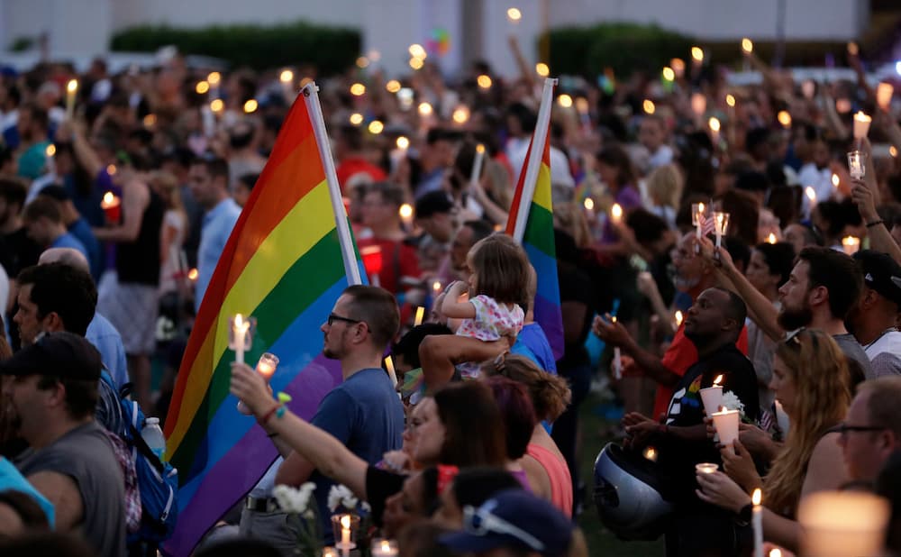 Orlando llora a los 49 muertos del club de ambiente gay Pulse. Miles portaron la bandera con que se identifica al colectivo LGTB