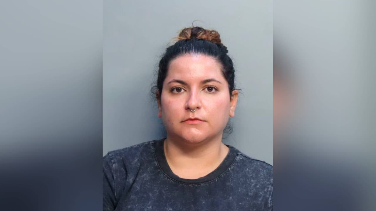 Sus uñas la delatan, mujer de Florida es arrestada por caso de pornografía infantil
